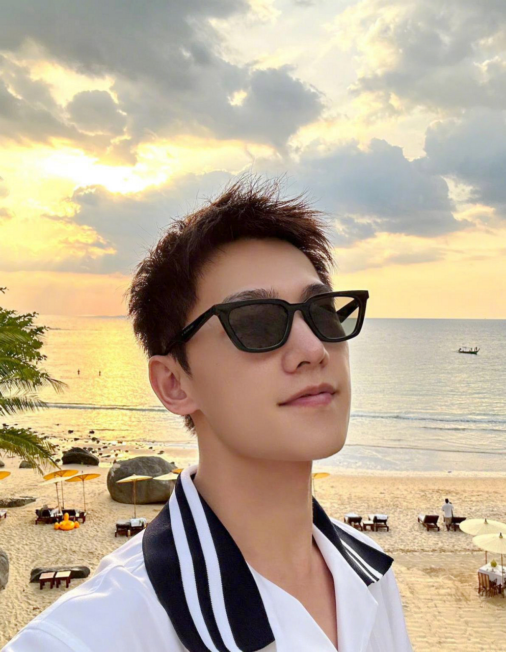 杨洋熟悉的自拍角度,确实十年如一日.