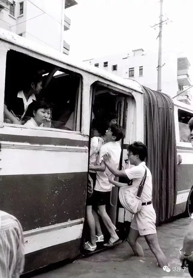 再见了!童年乘公交大转盘的快乐～上海最后一批柴油"巨龙车"今天退役