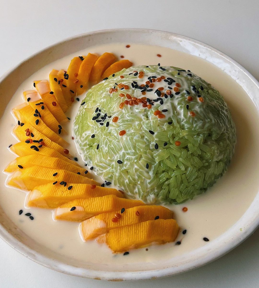 芒果糯米饭:椰香浓郁软糯香甜,泰式经典的独特风味