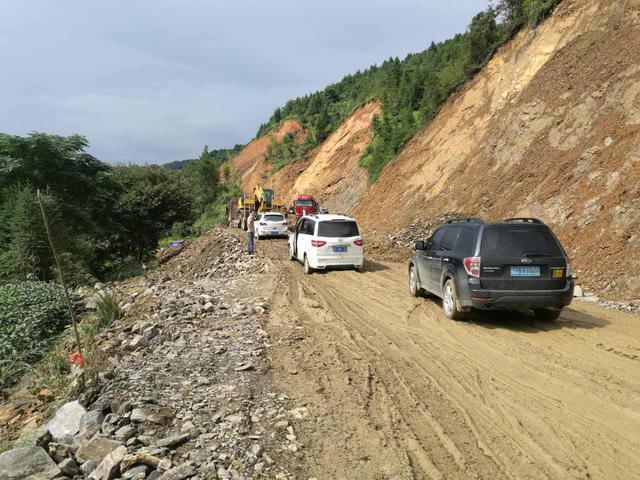 山区道路行车风险大图片