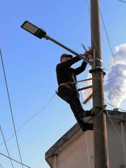 及时维修路灯 提供"光明"保障