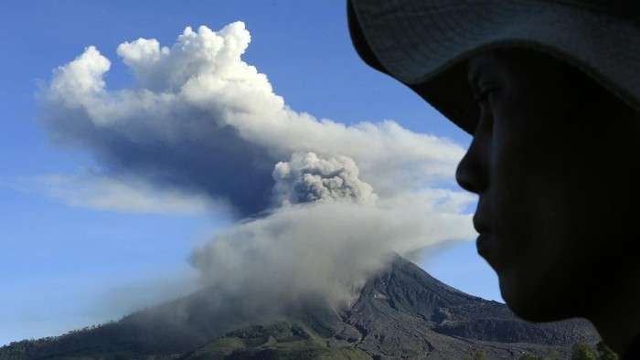 印尼锡纳朋火山再次喷发