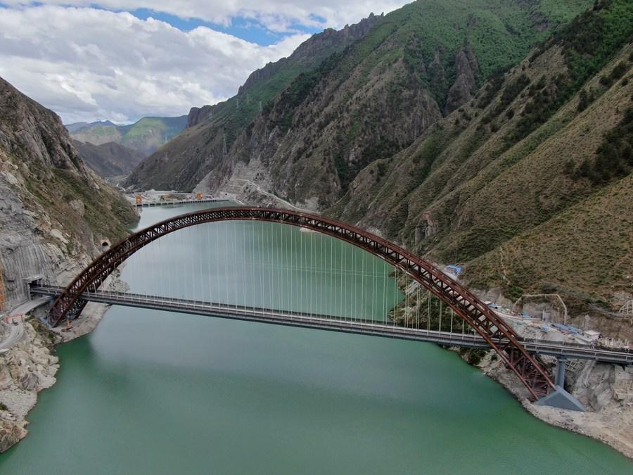 矮拉山隧道图片