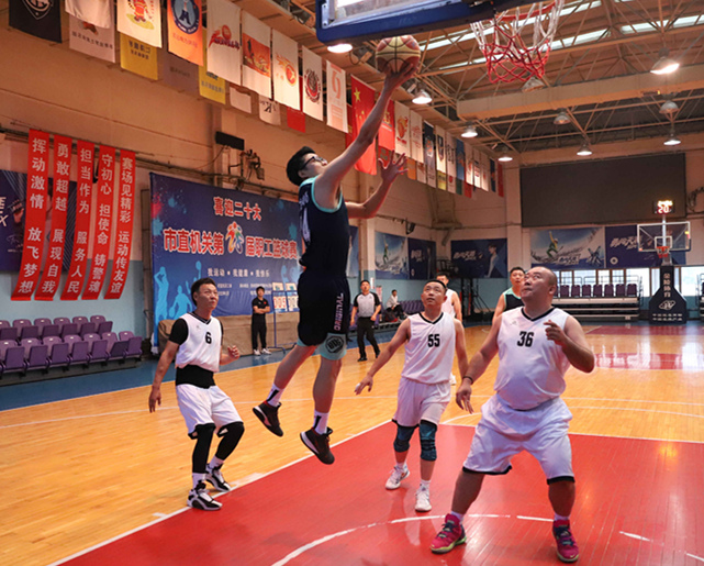 辽宁阜新:职工篮球赛 拼搏展风采