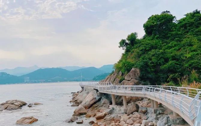 「鹽田棧道」漫步最長的海濱棧道,觀賞無敵海景,大小梅沙玩水