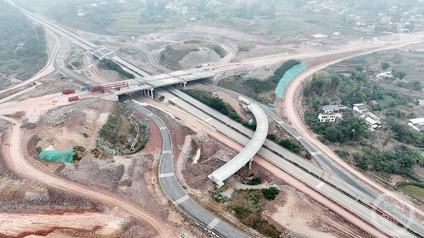 江泸北线高速公路港桥枢纽互通路基工程进展顺利