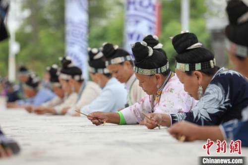 精湛!贵州丹寨千人手绘蜡染千鸟图