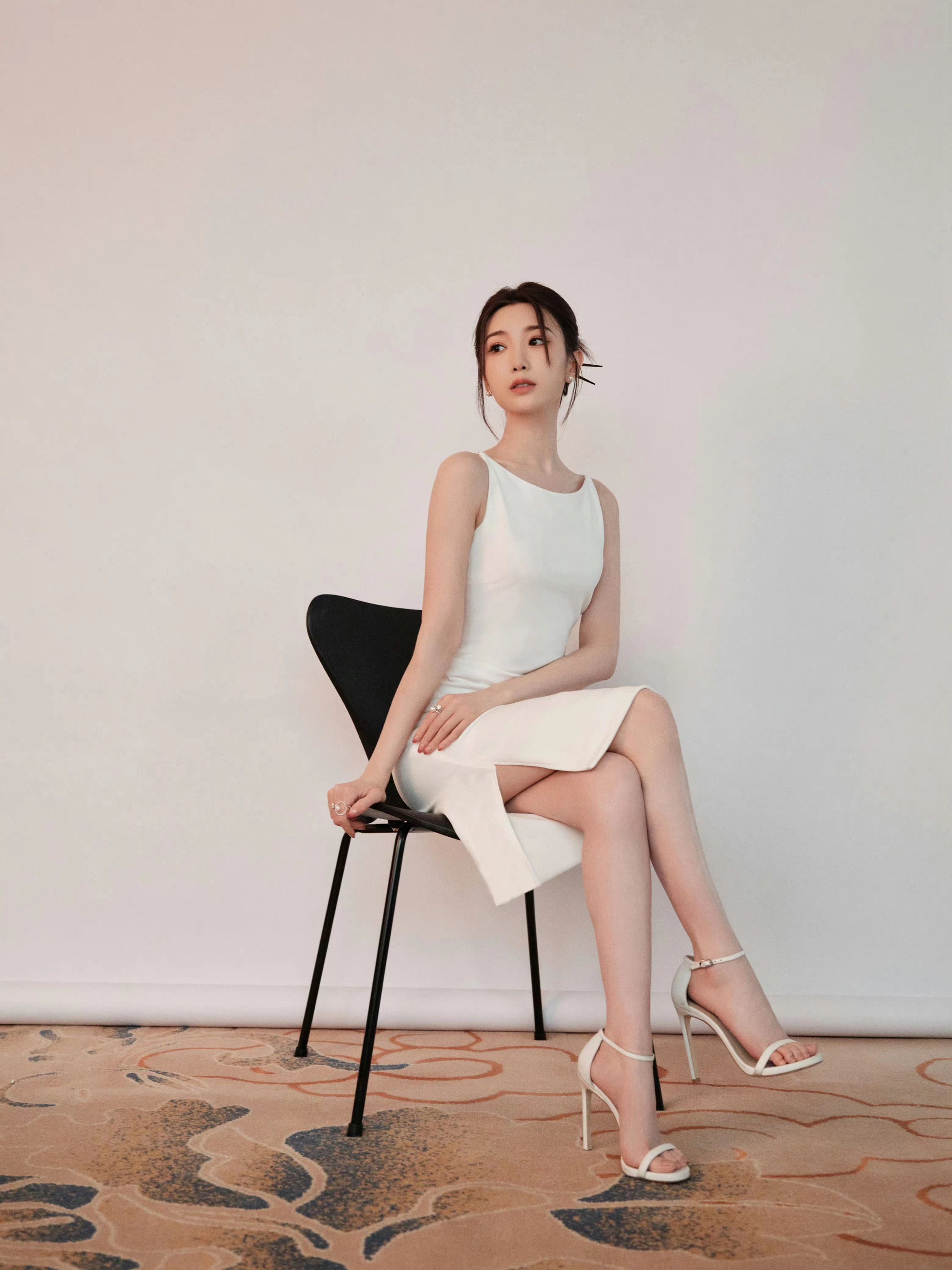 毛晓彤白色连衣裙高跟鞋性感写真