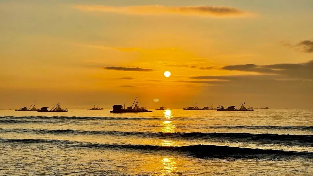 旭日东升赤脚踩在柔软的沙滩上清晨的沙滩分外安静图|微博@番羽番羽