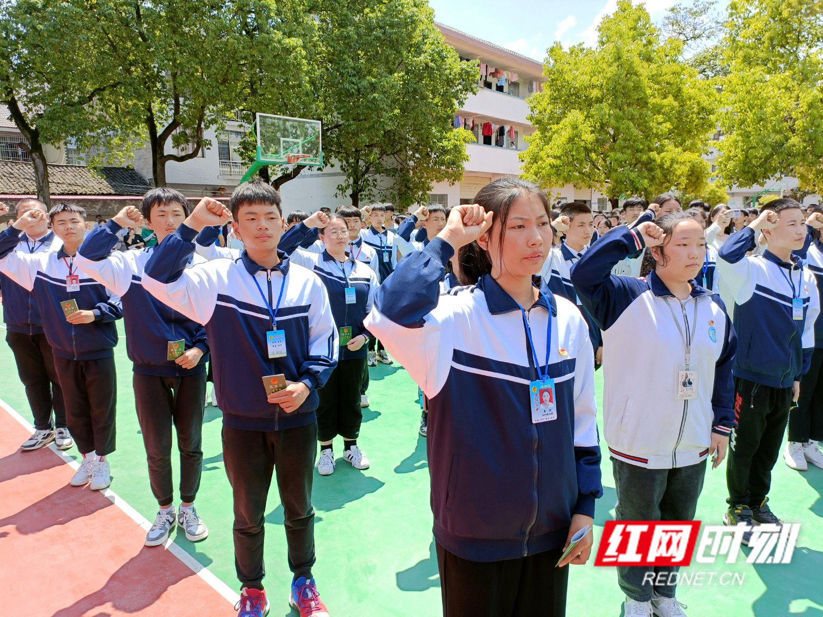 麻阳二中:致敬青春 40名新团员举行退队入团仪式