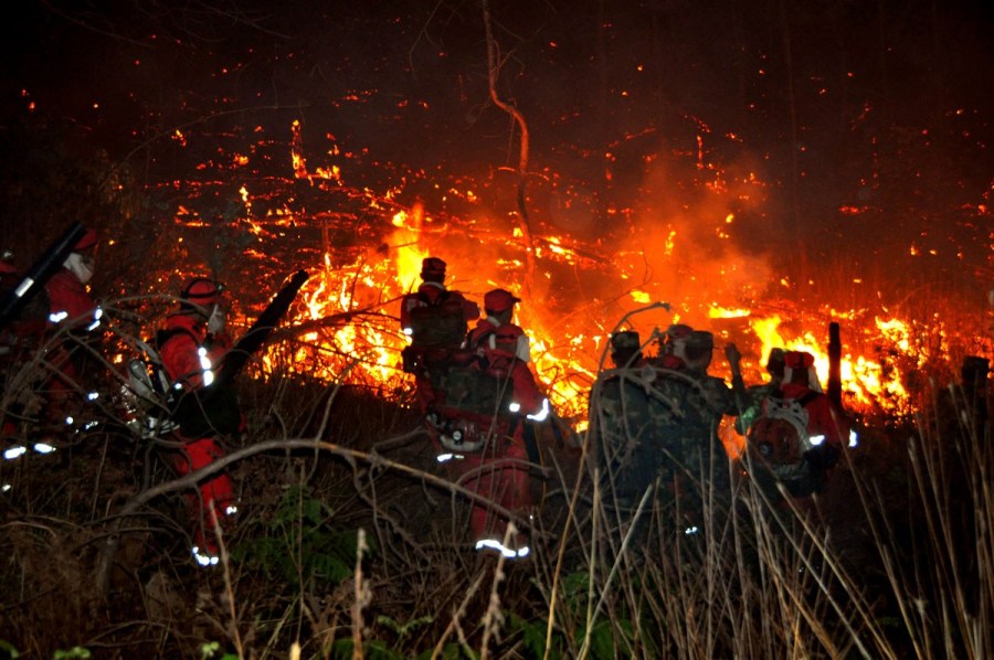 云南玉溪山火蔓延 火场燃烧迅猛,一定要平安!