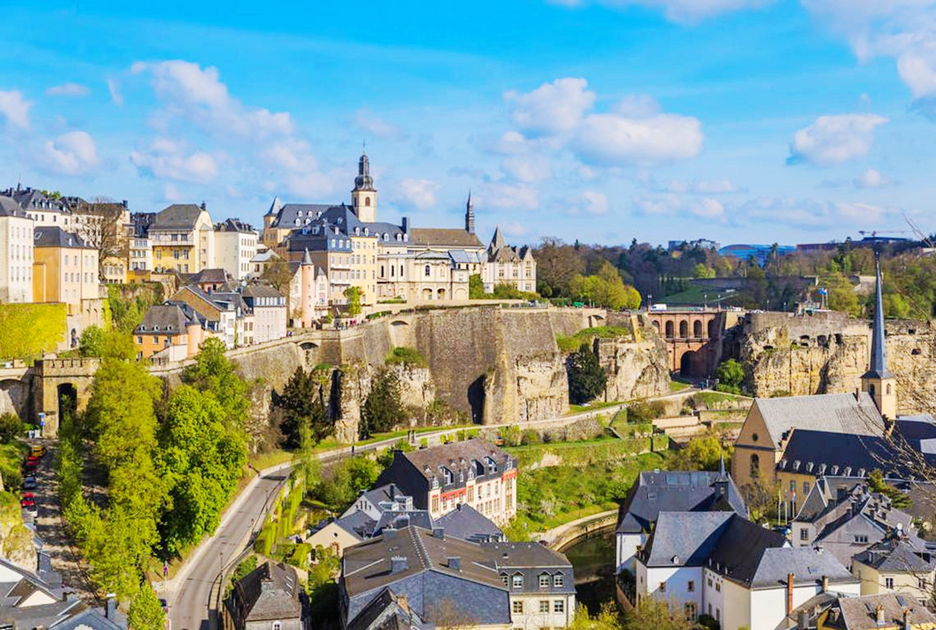 卢森堡作为经济发达的国家,长期保持中立地位,为了讨好美国,派出44名