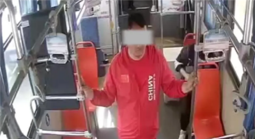 一男子未到站要求下车遭拒：竟强行抢夺公交方向盘并殴打司机