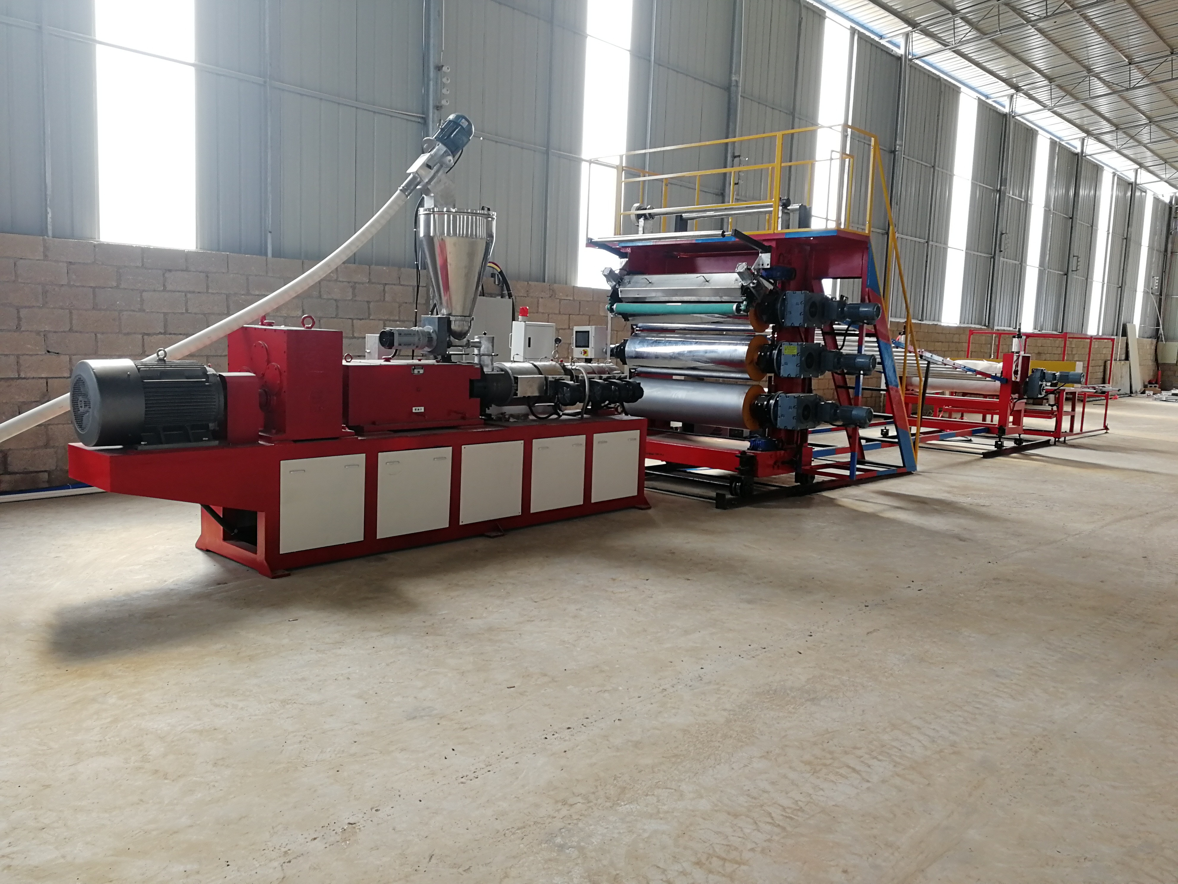 用最新的pvc板材生产线设备,打造一个更健康环保的家!