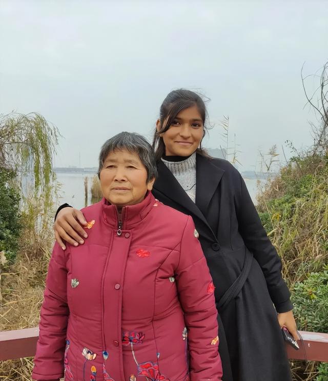 2019年,20岁巴基斯坦美女嫁给一26岁河南农民,如今生活得很幸福