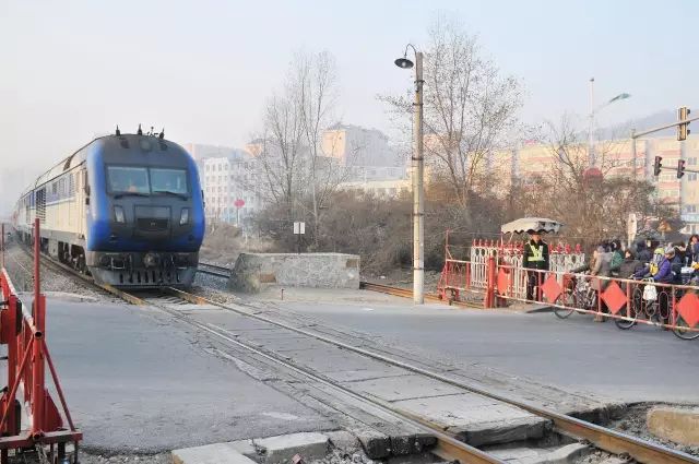 车辆和行人通过铁路道口.必须听从道口看守人员和道口安全管理人