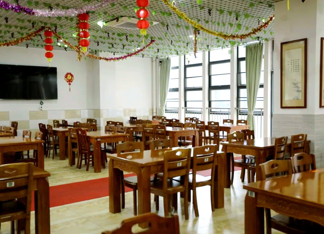 整个食堂简洁而不失干净利落,为学生提供了一个舒适,卫生的就餐环境