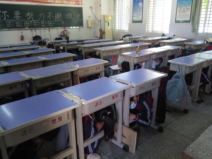 沁园中学举行"防震减灾"安全疏散演练