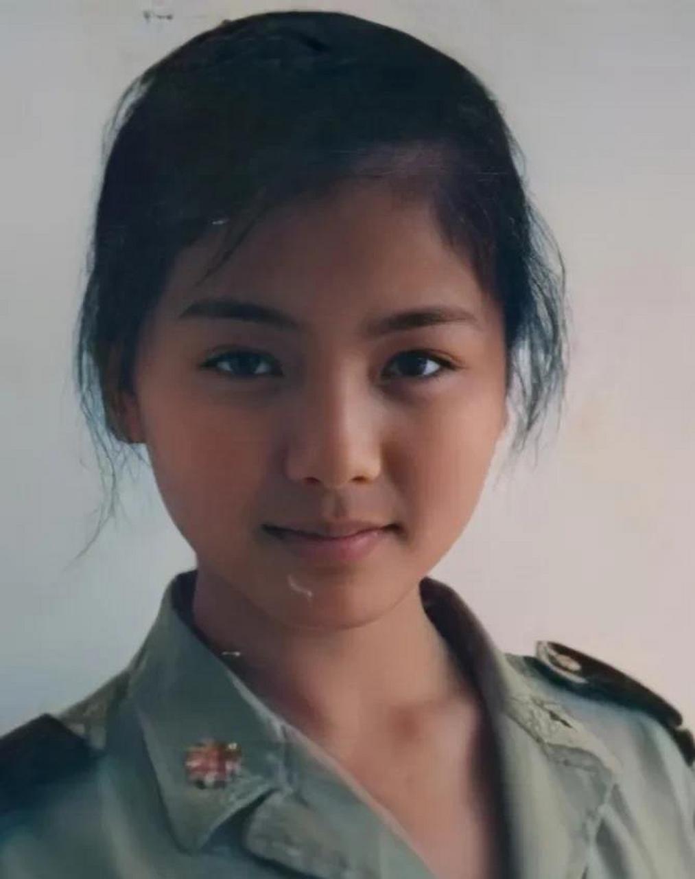 青春给了部队,身材给了军装,发型给了军帽,年轻时在部队文工团的刘涛