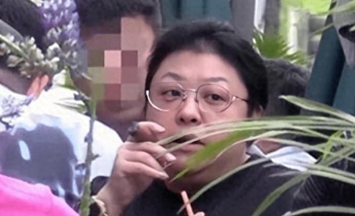 抽烟上瘾的女星们,王菲张柏芝烟不离手,韩红更爱雪茄