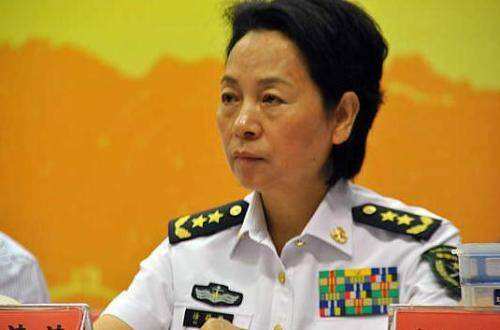 她是第一位获得中将军衔的女军人,丈夫也是将军,父亲是开国元帅