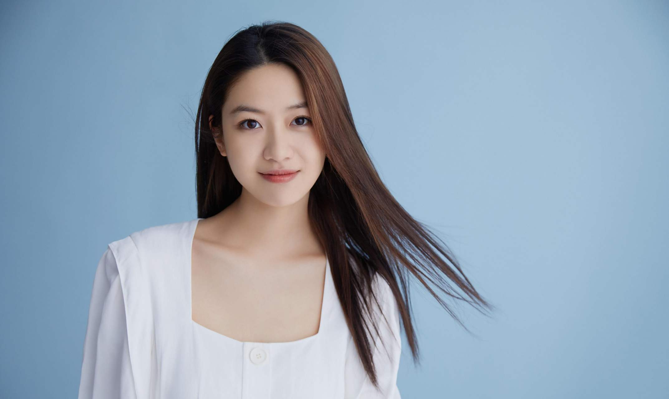 向涵之 春风过江南赠予一片夏, 秋风过梧桐黄了一片秋, 我总喜欢把