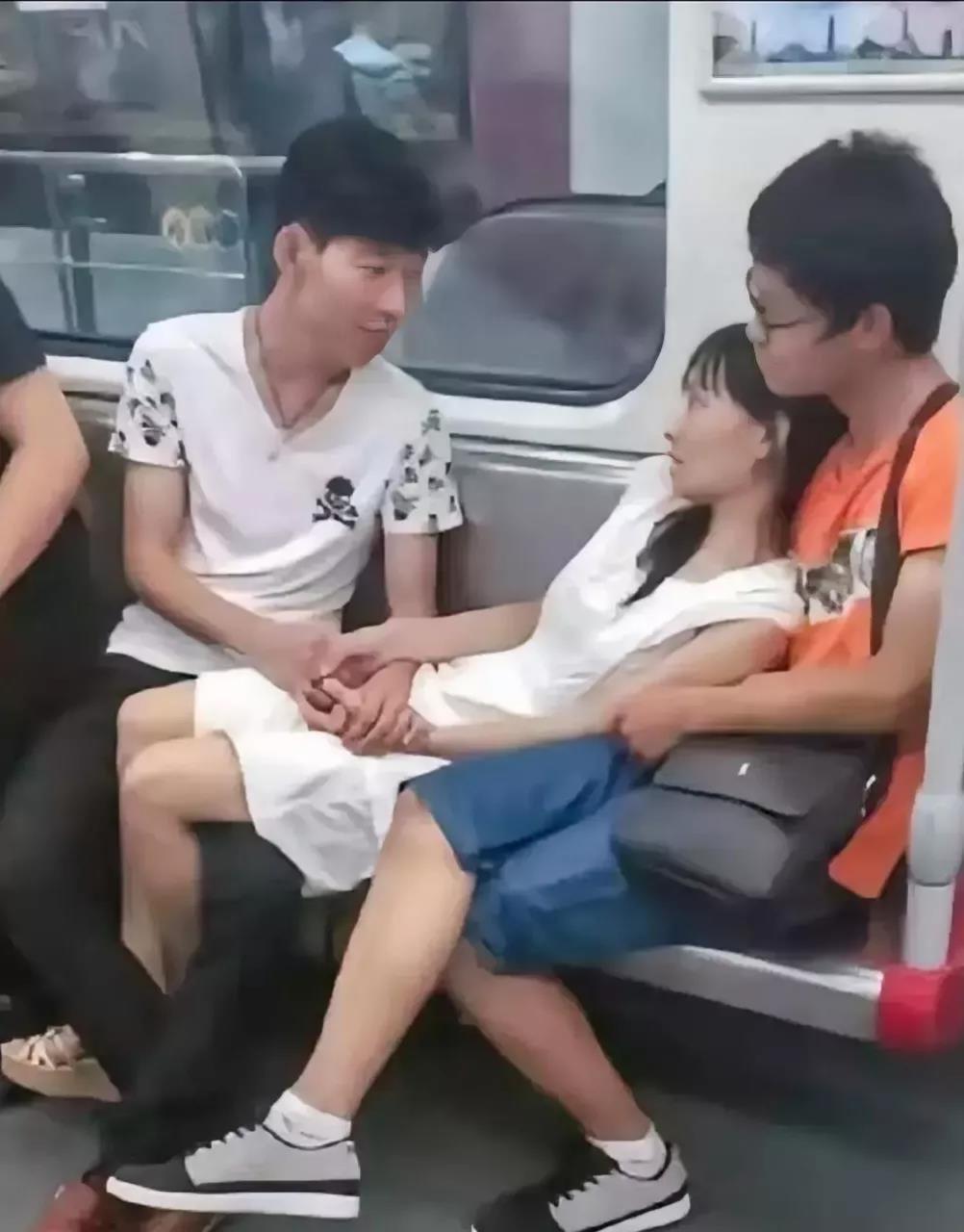 女人大腿坐在左边男人腿上,身子靠在右边男人身上.