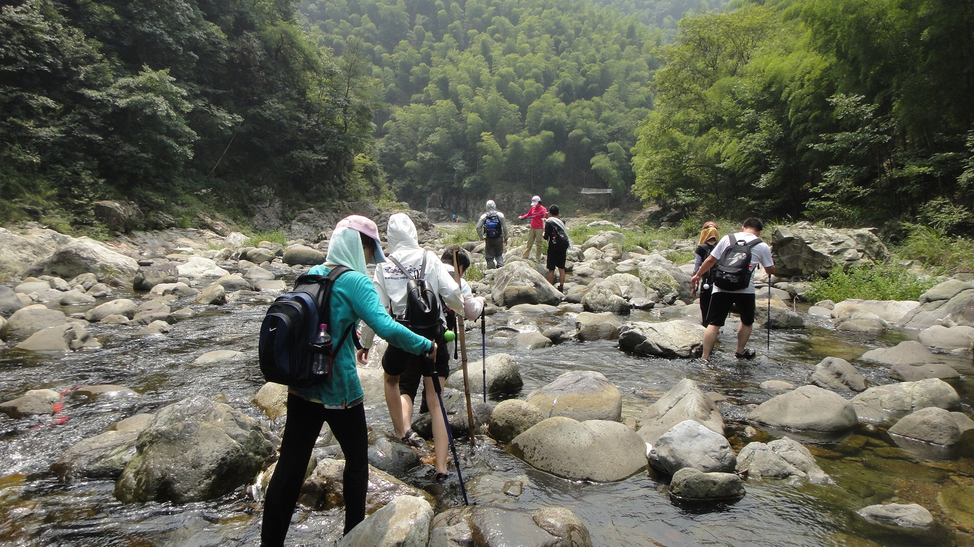 爬山涉水與跋山涉水的區別?