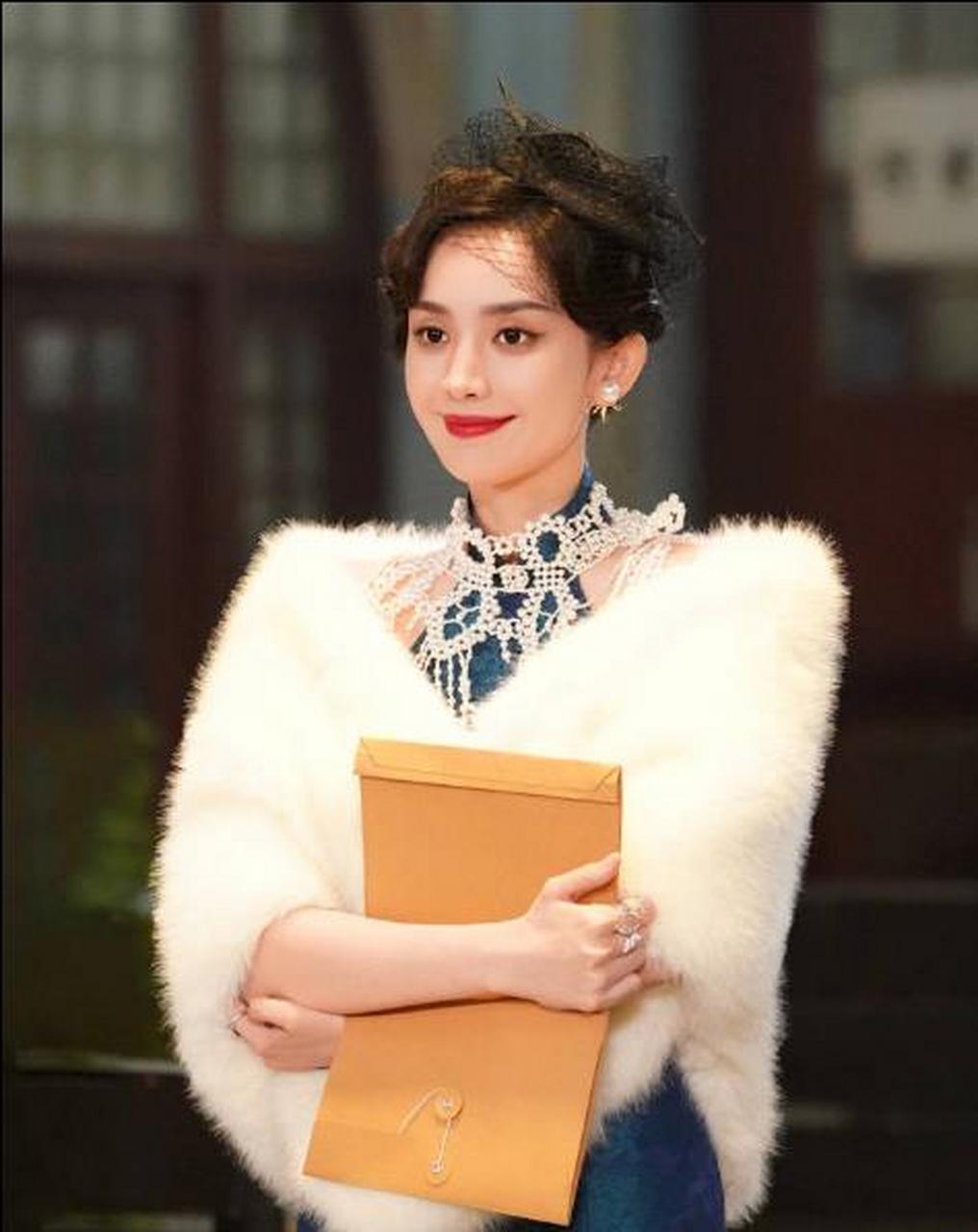 五一"穿衣自由"风波过后,古力娜扎晒民国复古风造型,温婉大方举止优雅