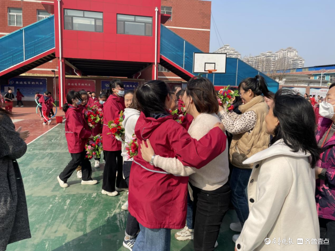 东昌府区育红小学举行"国际妇女节"教职工休闲运动会