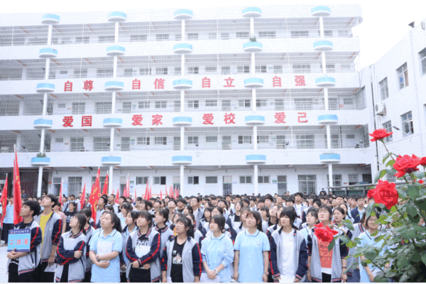 镇平县雪枫中学举行"期中考试动员"主题升旗仪式