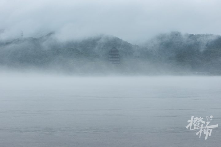 多图直击丨钱塘江上现"平流雾"景观,水汽升腾宛如仙境