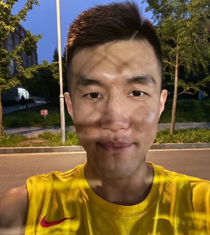 郭艾伦晒自拍:大家高考加油啊!