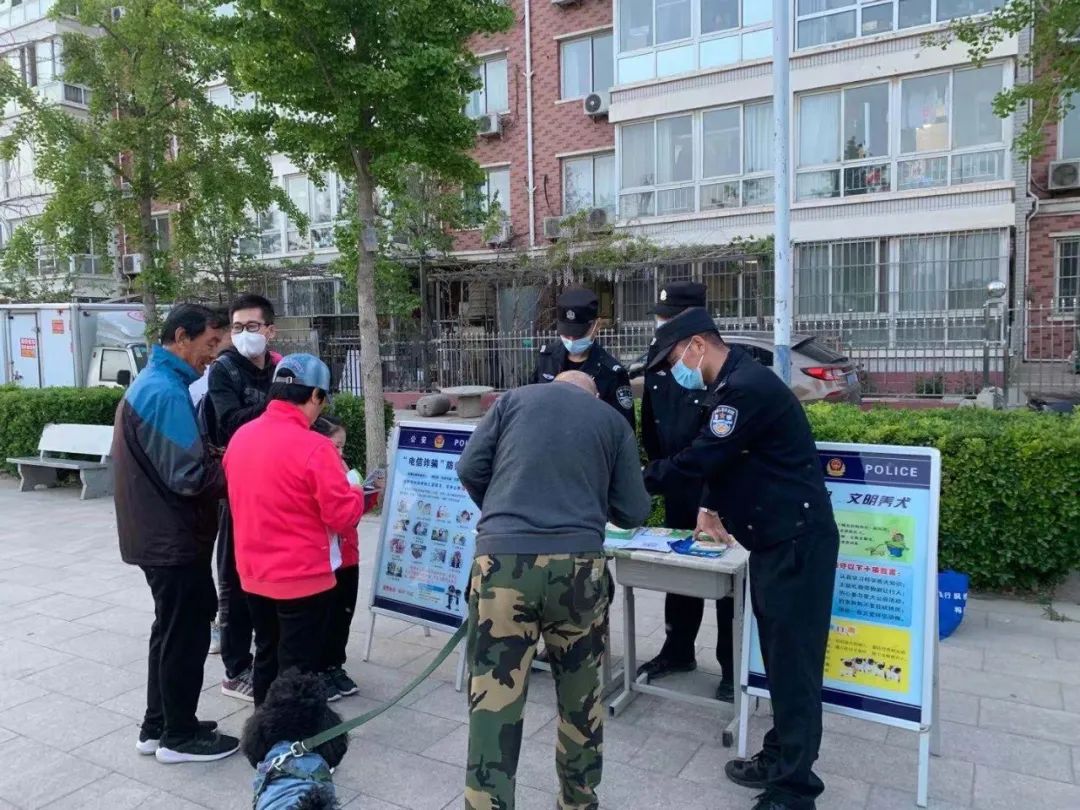 9月27日,张家湾派出所民警在张湾村社区集中宣传反诈,发放《心防反诈