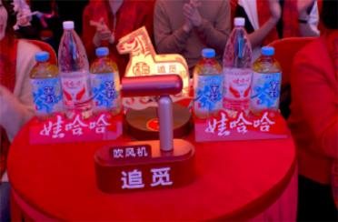 追觅全场景生态亮相春晚：CEO俞浩现身台下！一旁坐着薛凯琪