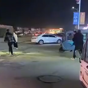 男子开跑车故意加速撞人!警方通报!