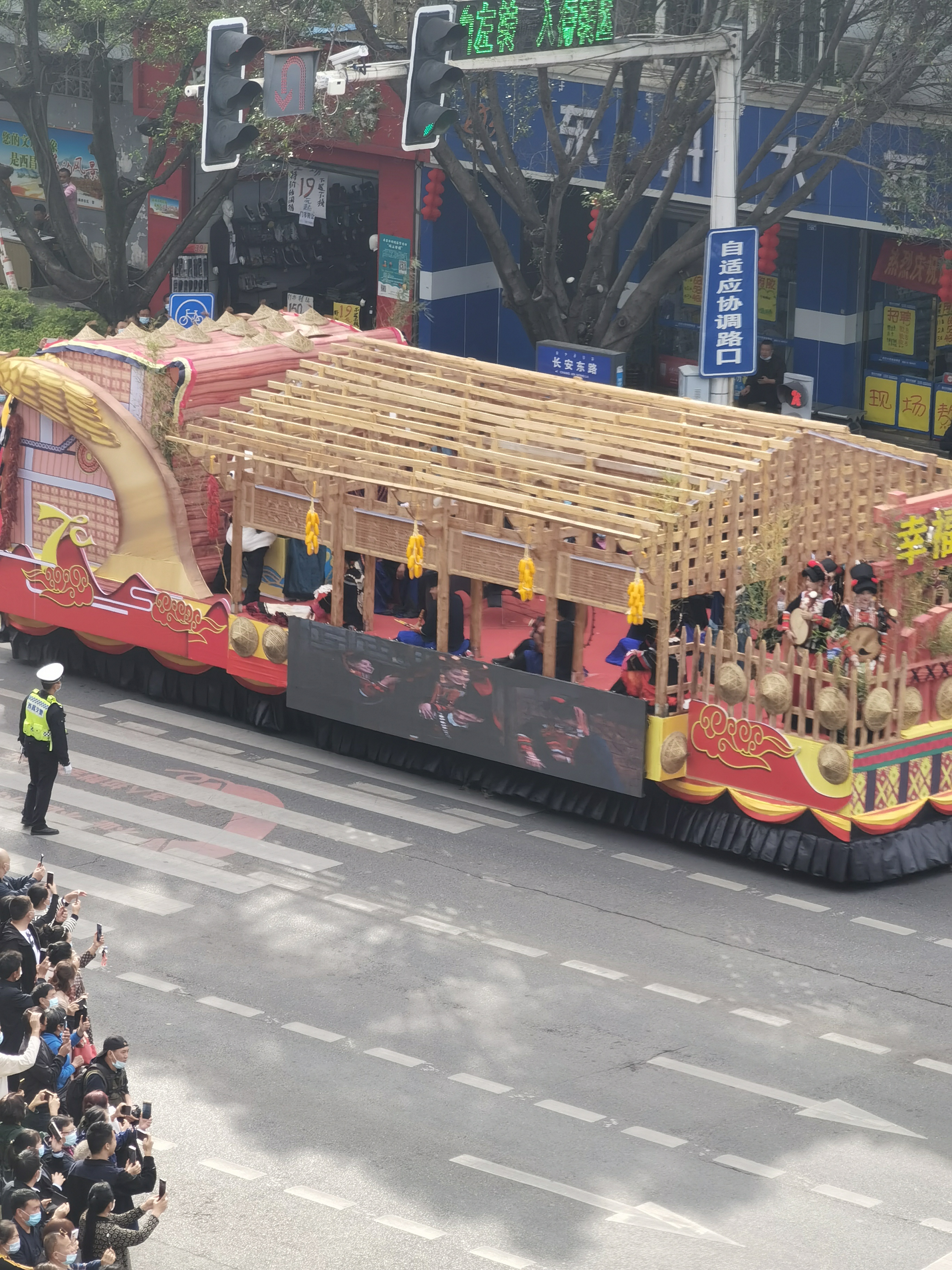 花车巡游惊艳西昌街头,载歌载舞喜迎凉山州70周年庆