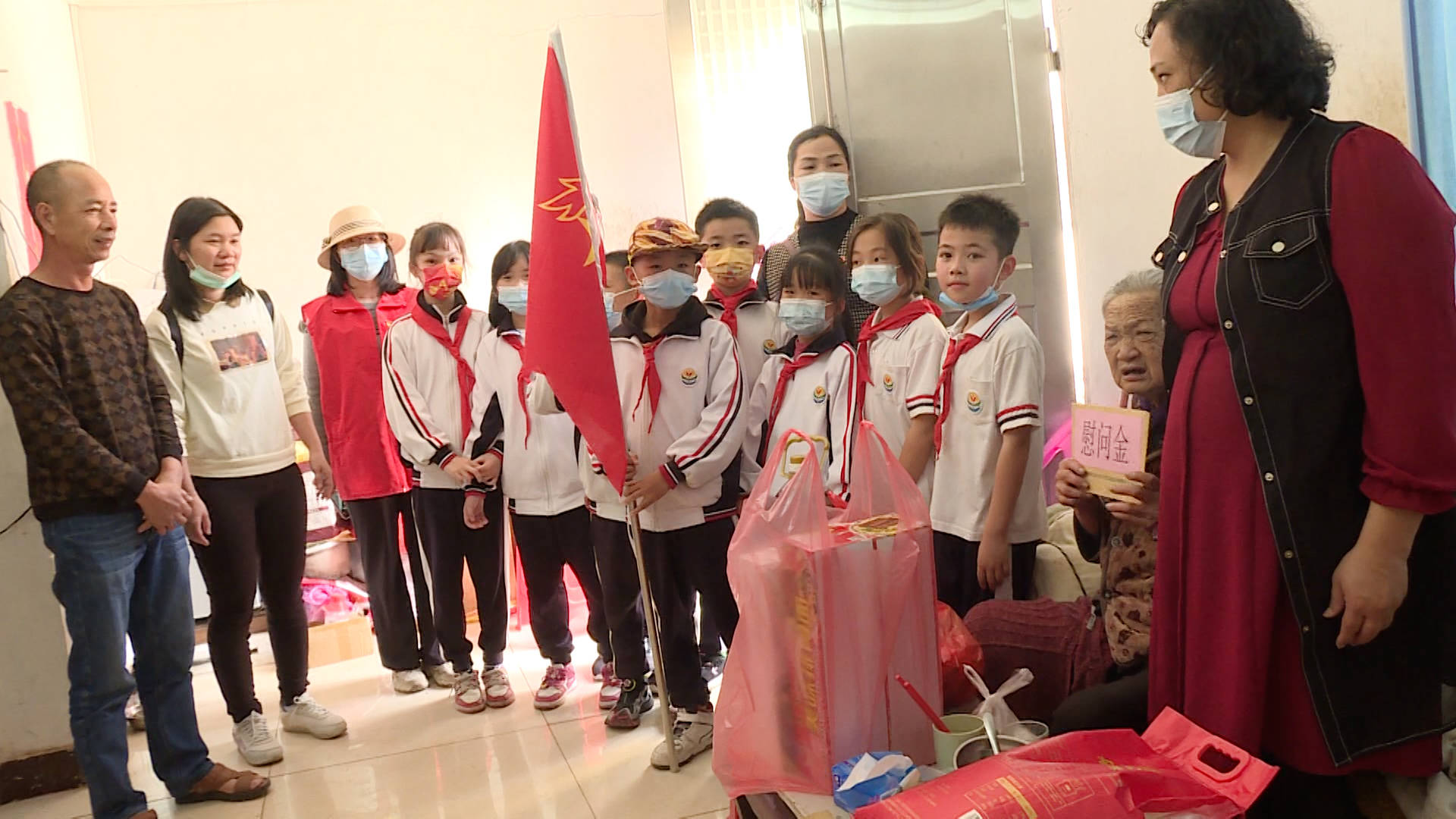 闸坡中心小学组织开展学雷锋活动