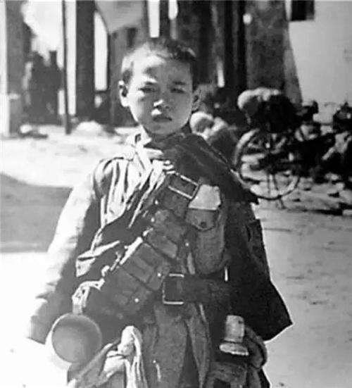 松山战役远征军围剿日军,9岁小兵宁死不降,一千娃娃兵为国捐躯