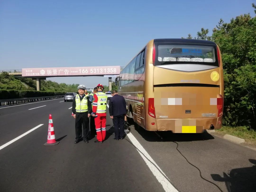 22时许,沂水大队接警称在辖区173公里处,有两辆轿车相撞,影响路面通行