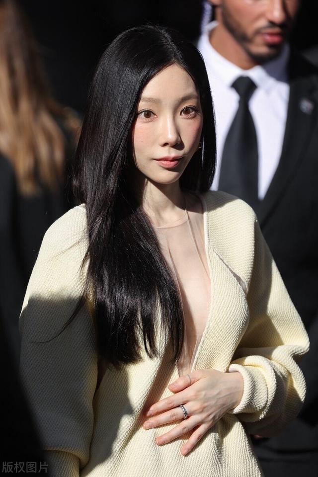 这谁顶得住嘛!金泰妍这身材,这才是尤物啊!