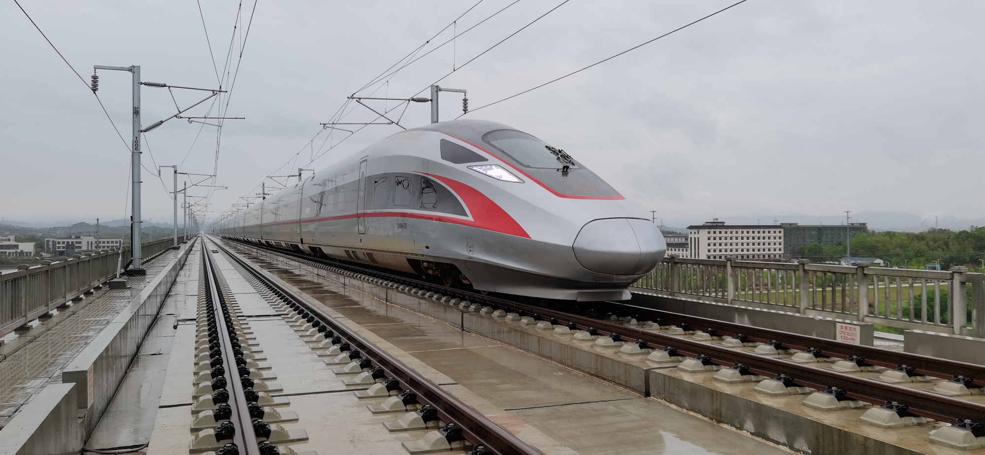 中国高铁使用无缝钢轨,遇到热胀冷缩怎么办?先进技术解决难题