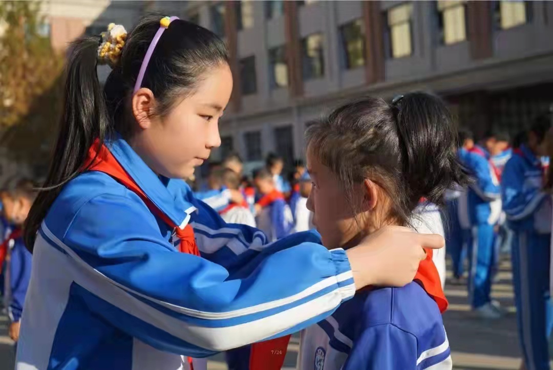 莱西市实验小学举行建队日"童心向党"新队员入队仪式