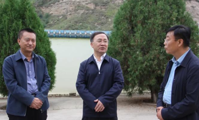 兴县:刘世庆实地督导调研瓦塘镇农村"六乱"整治和村"两委"换届工作