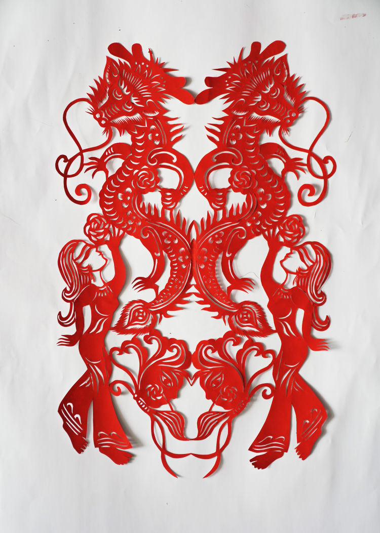 陕西千阳县"非遗"传承人王锁莲剪巨幅祥龙迎新春