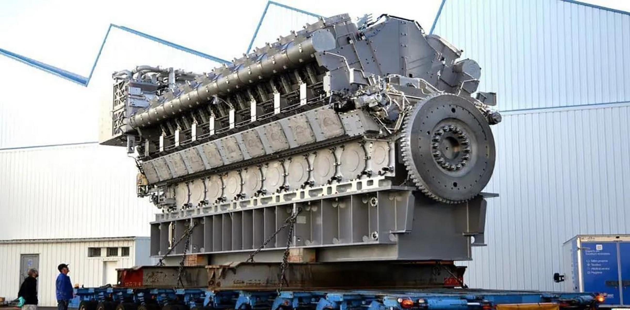 船用发动机,看起来三四层楼那么高,连曲轴都巨大无比,这一秒钟不知道