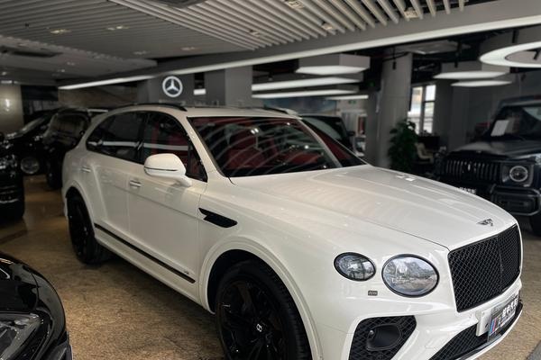 22款高配宾利添越冰川白/热刺红,一眼就心动的配色