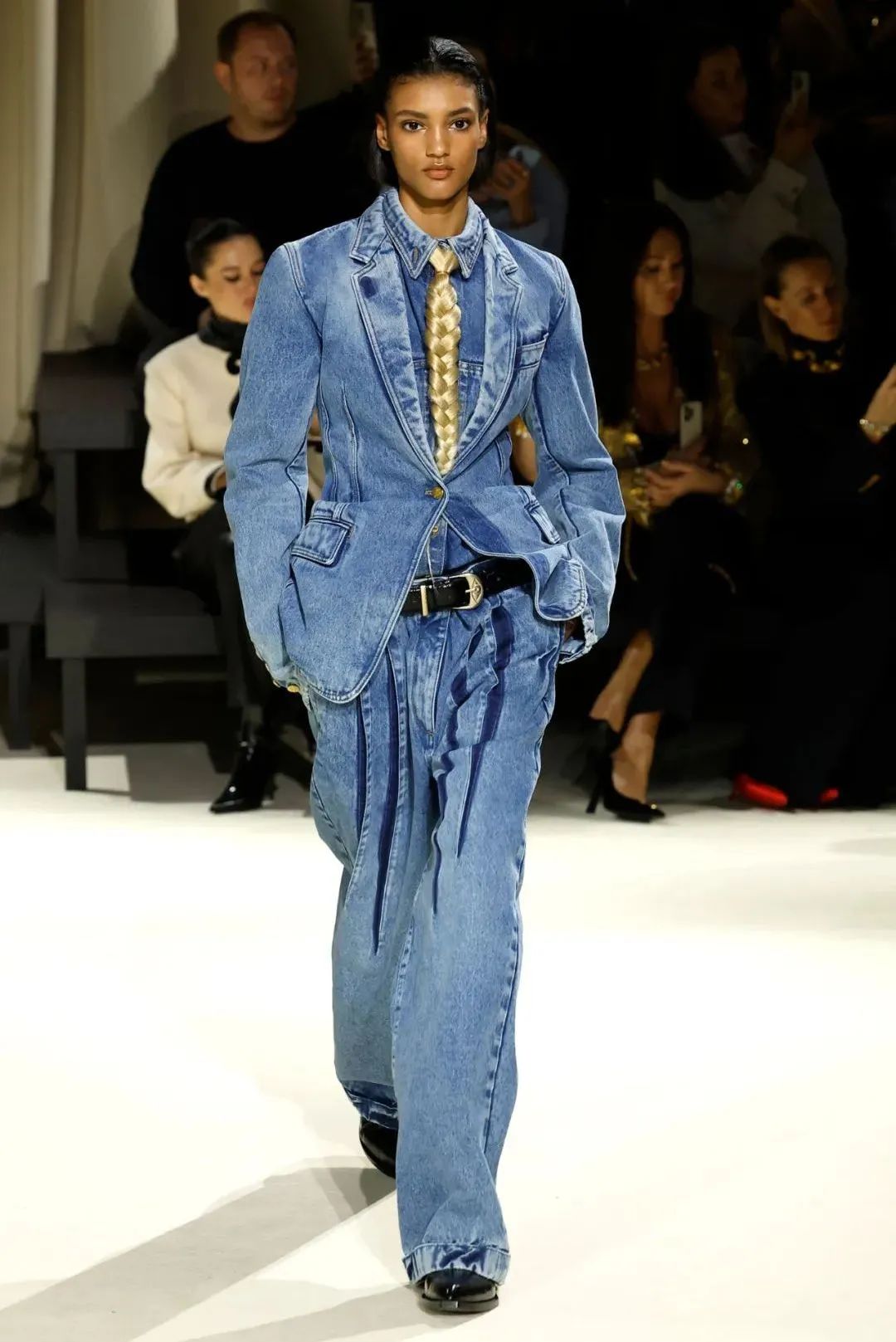 本季,创意总监 casey cadwallader从品牌档案20世纪80年代的吸血鬼