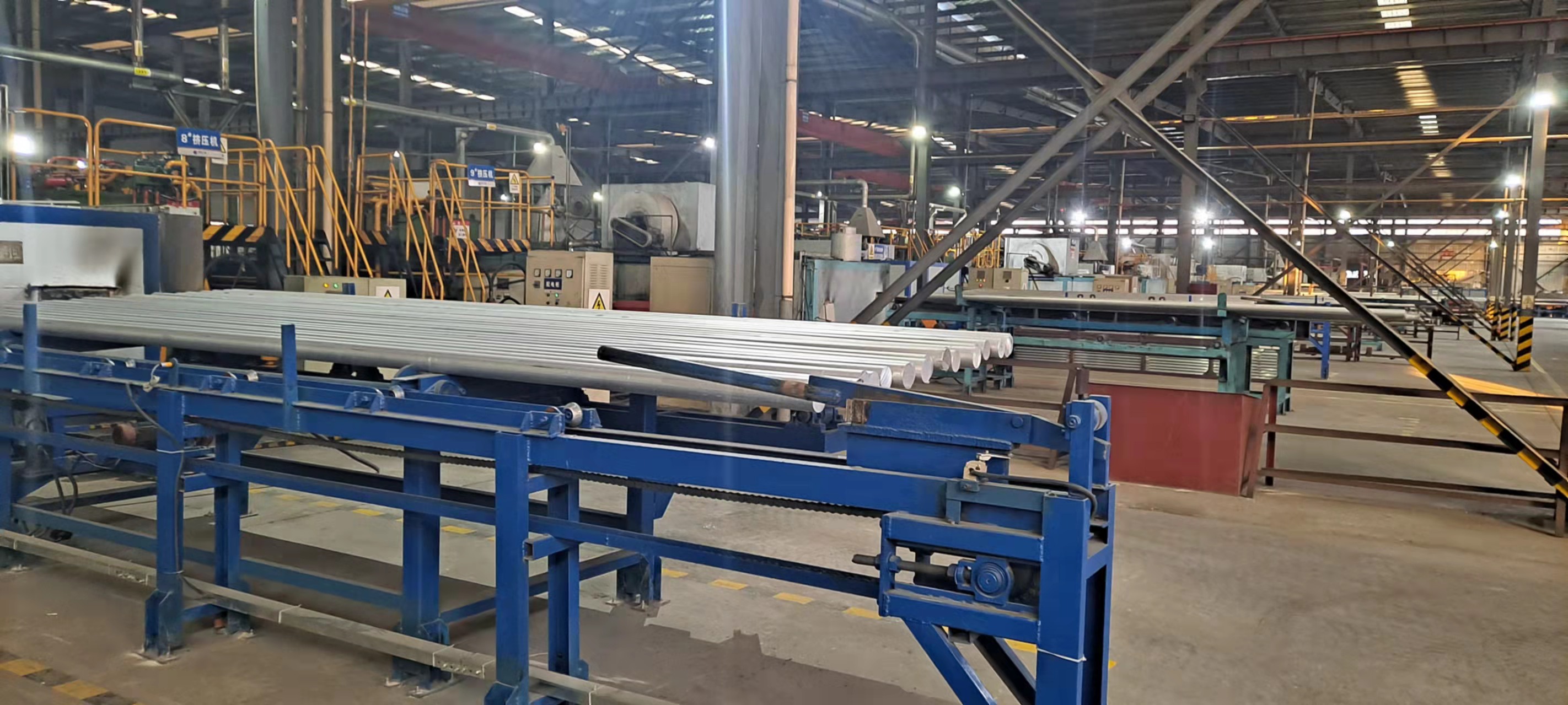 玻璃隔断铝合金型材生产线实拍!厂家为何选择铝棒不选铝锭?