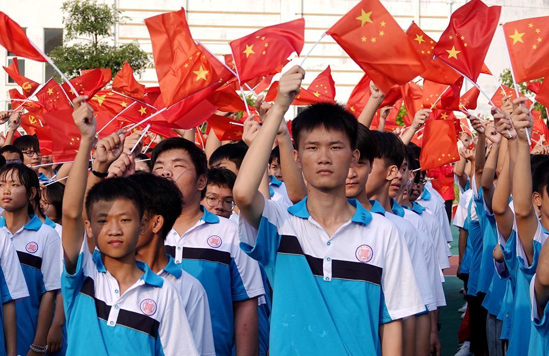 都安瑶族中学师生在校园唱响红色歌曲.